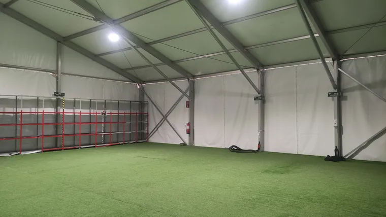 Gimnasio en faena con revestimiento térmico ejecutado por Biohabitat para cumplir la normativa