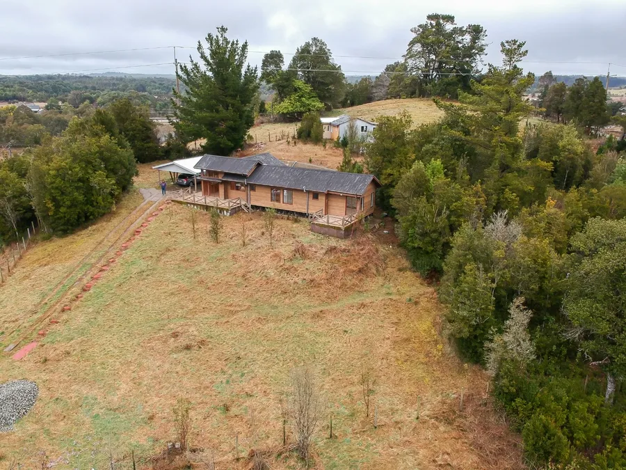 Vista aérea de la Casa La Goleta en su entorno de bosque