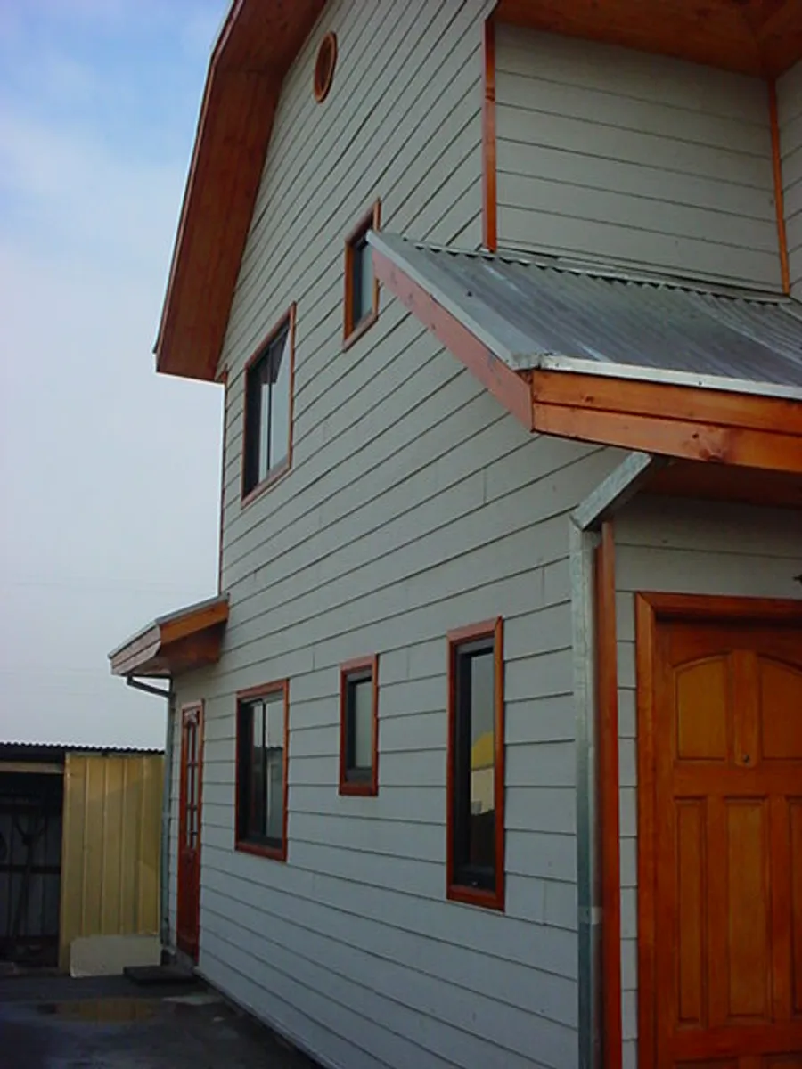 Detalle lateral de la Casa Coyhaique con carpintería de madera