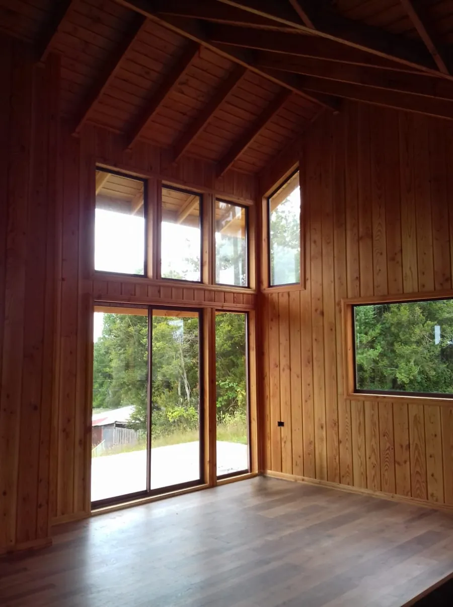 Interior de la Casa La Goleta con cerchas de madera a la vista
